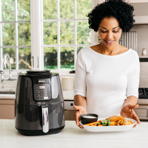 femeie care gateste la airfryer Ninja