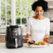 femeie care gateste la airfryer Ninja_thumb